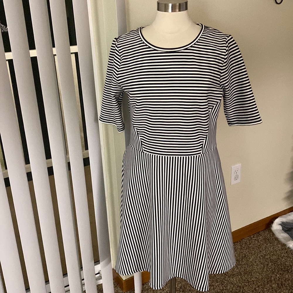 A line stretchy dress with pockets